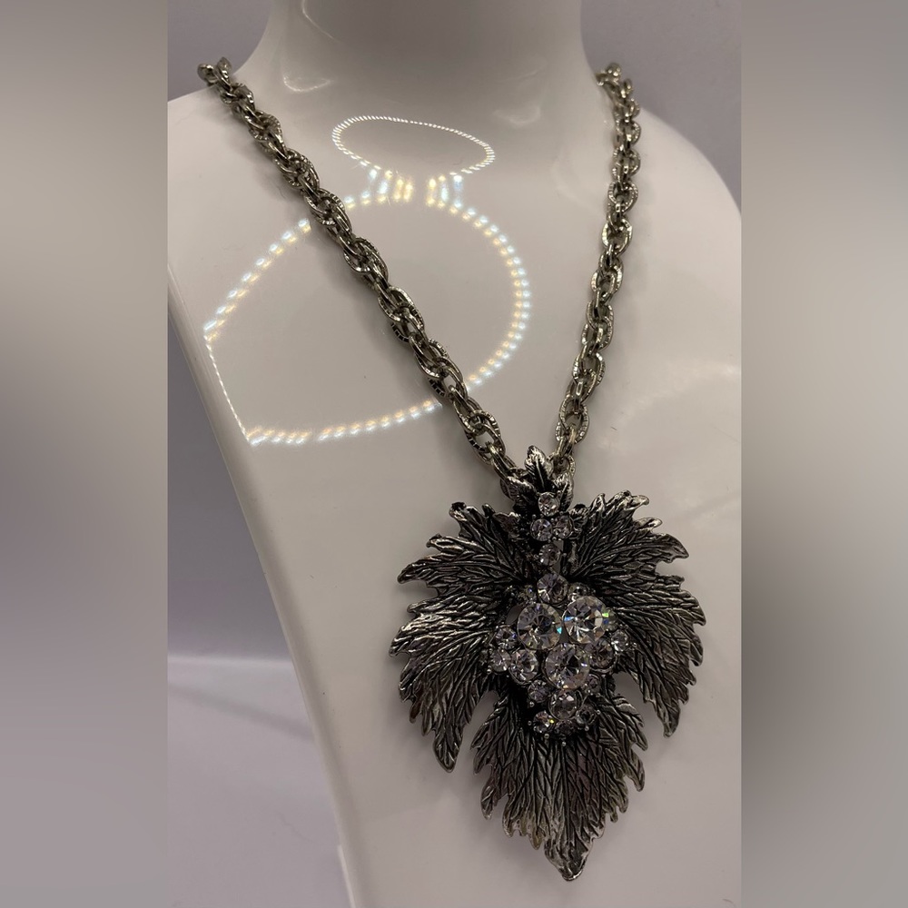 Beautiful Vintage Silver Tone Chain Linked Necklace Large Leaf Crystal Pendant - Picture 5 of 7